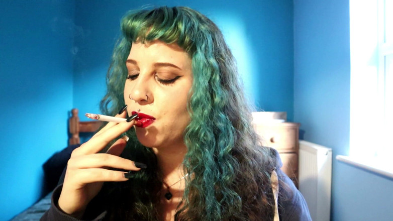 Goddess Kinx: ASMR Chuchotement, taquinage en fumant : caresse pour mes seins et éjacule...