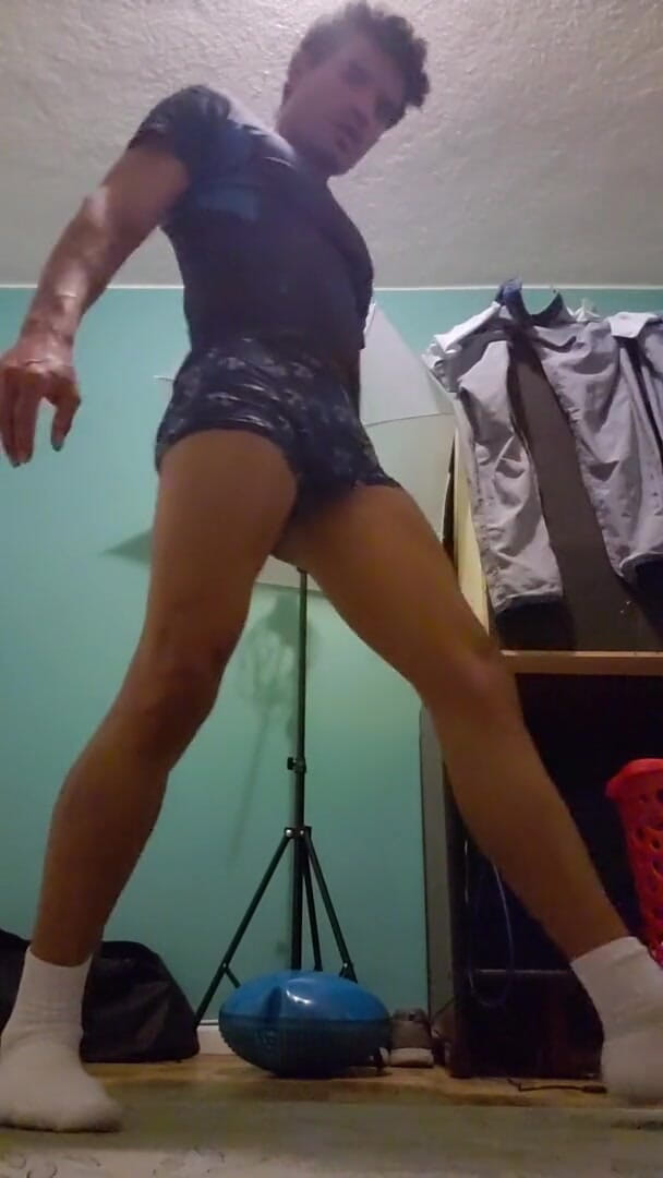 trebol_Jess: Un twink s'entraîne puis se branle