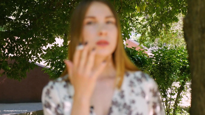 Russian Smokers: Evgeniya güçlü 120 mm sigara içiyor