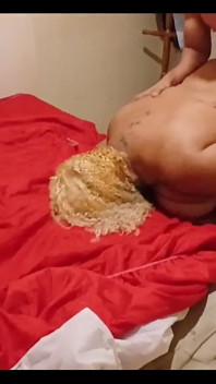 Tânăr care face sex cu obraznica Cora