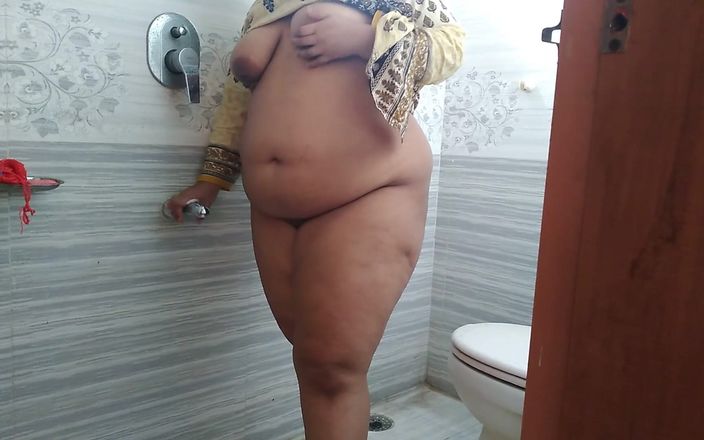 Aria Mia: एक विधवा सऊदी महिला को बाथरूम में पानी के पाइप के साथ सेक्स करते हुए देखने के बाद पड़ोसी द्वारा जोरदार चुदाई की गई