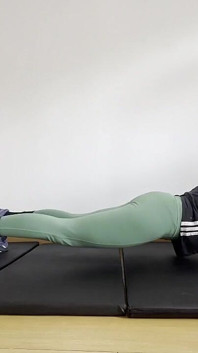 Twee lesbiennes neuken op hun gymmatten in hun legging