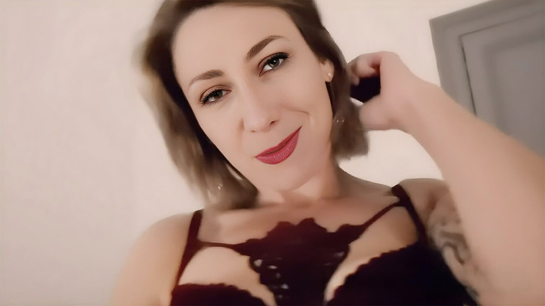 Juliehotmom: La nuova matrigna vuole succhiare il mio cazzo per conoscermi...