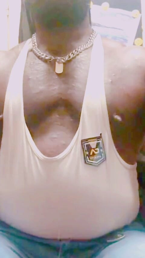 Black smoking muscle stepdad: Muskel stud läder denim stövlar rökning solo titpig