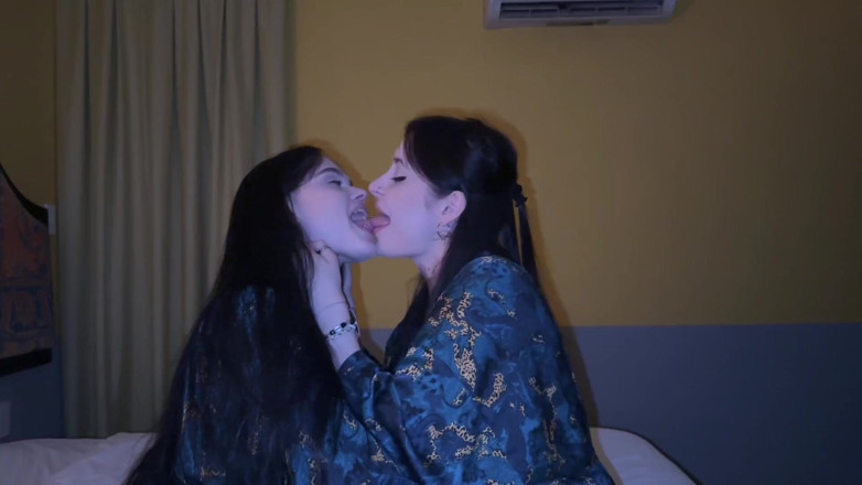 LuchCrush: Kompilasi seks liar pasangan lesbian yang lagi asik ciuman orgasme
