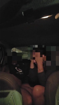 我在公共广场找到一个男人，当着戴绿帽的面操了我