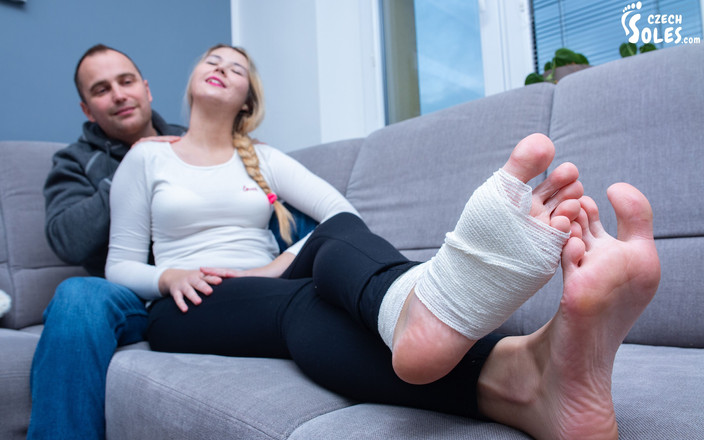 Czech Soles - foot fetish content: Massaggio sensuale al piede e alla schiena di un amico