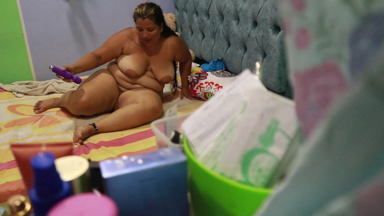 Lexly_16: 继母在自慰她的阴户和大屁股被抓