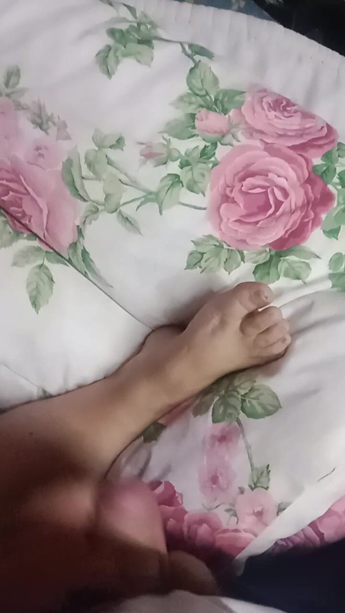 Footfetish productions: Mi sego segretamente con il piede della matrigna
