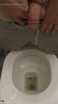 Amateur Jongen Betrapt Op Pissen Bij Het Huis Van Zijn Vriend