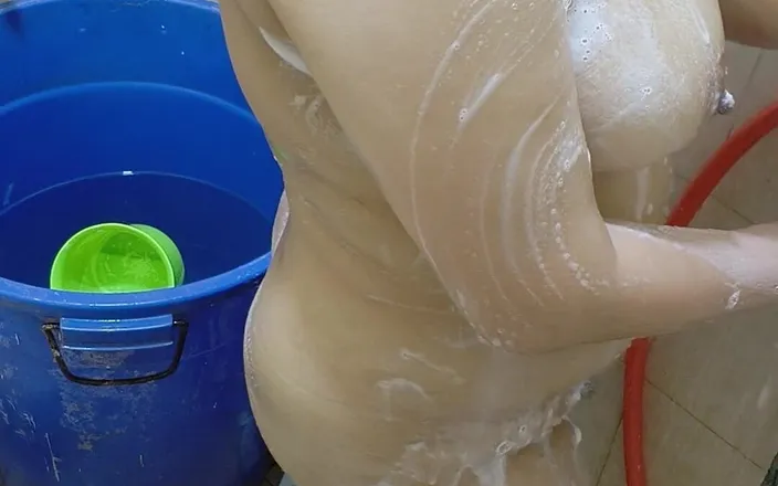 Vaginabig88: Come on, Auntie, Take a Shower.