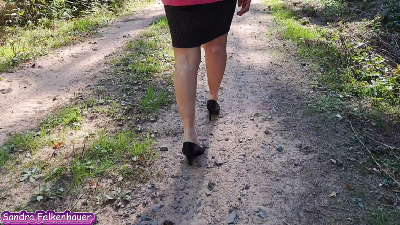 Sandra Falkenhauer - The Pissing Milf: Berjalan Dan Kencing Di Hutan
