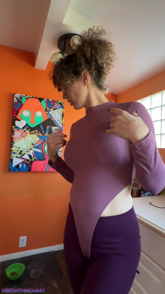 VibeWithMommy: Une MILF riche a besoin de réparation ! La belle-mère des...