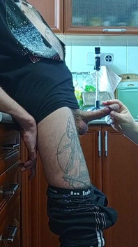 Une belle-mère se fait éjaculer dessus après une pipe