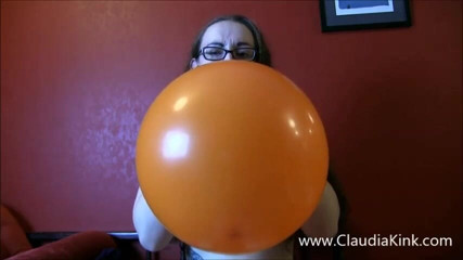 Claudia Kink: Souffler et jouer avec un énorme ballon