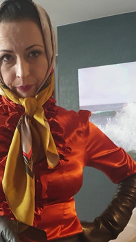 Una dama en medias y pañuelo sedoso