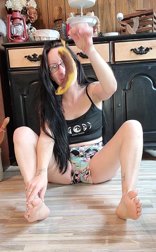 Raven Willow: Se mig förstöra denna banan med mina fötter, tikar kommer...