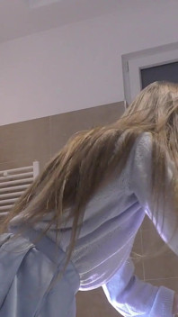 Super sexy piccola bionda studentessa del college mostra la sua figa carnosa bagnata sotto la sua corta gonna