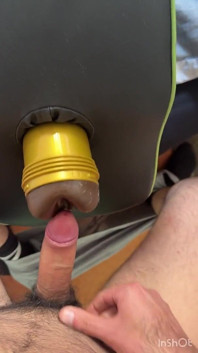 Ragazzo arrapato si scopa la fleshlight