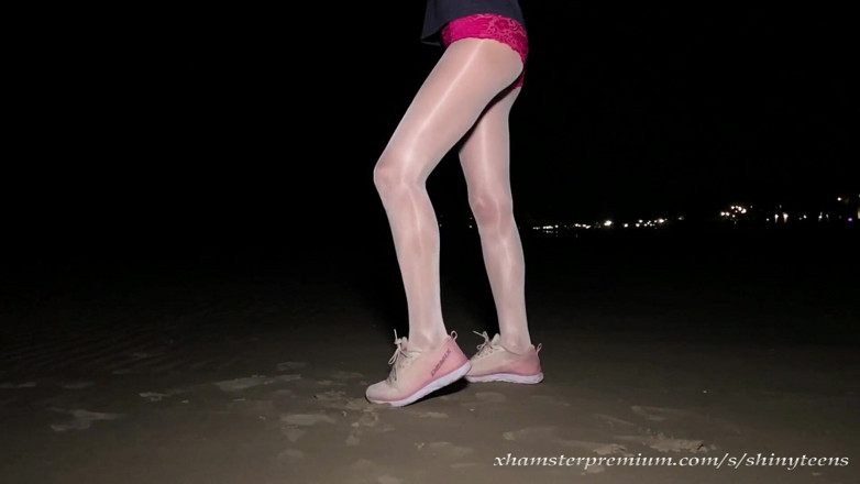 Shiny teens: Anna w białych błyszczących rajstopach na nocnej plaży