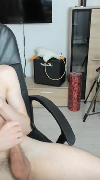 Twink con un grosso cazzo si masturba e sborrata succosa