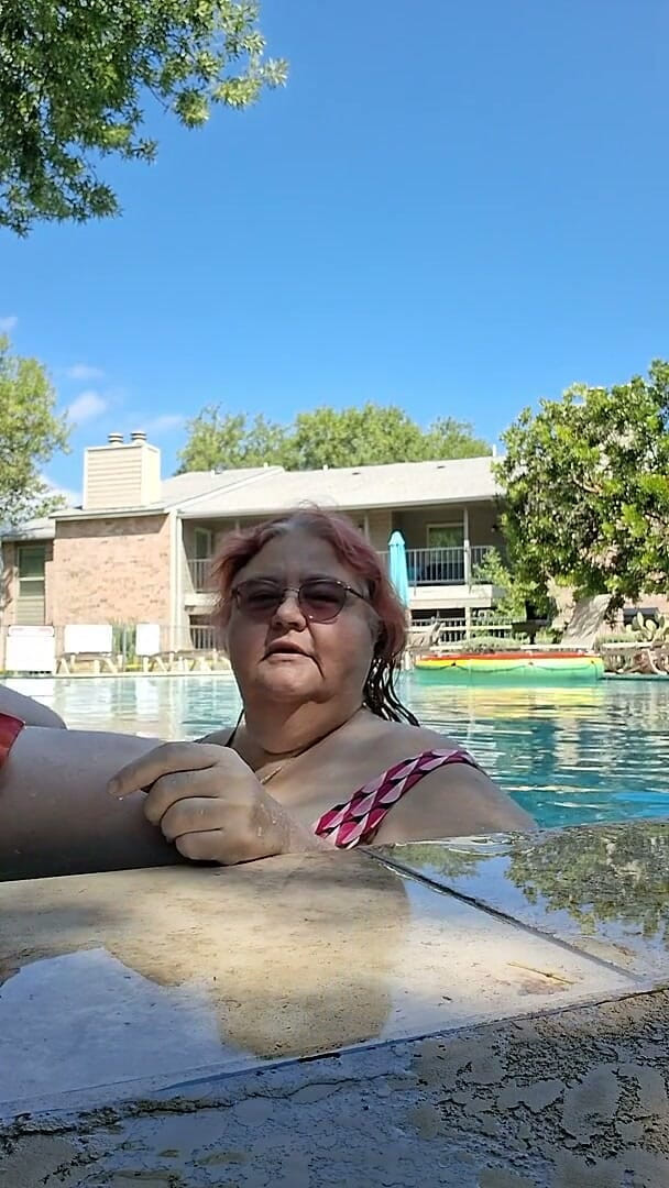 BBW nurse Vicki adventures with friends: Cuplului mare și țâțoasă îi place să sărute piscina!