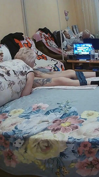 La matrigna con gli occhiali mi succhia il cazzo per sborrare
