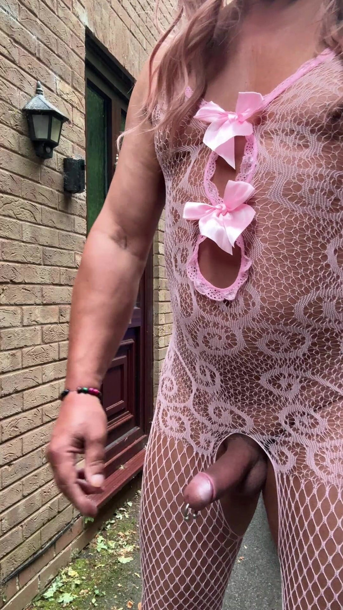 Kellycd2022: 핑크 망사 바디수트와 힐을 신은 섹시한 크로스드레서 Kellycd2022 빠른 이른 아침 비디오
