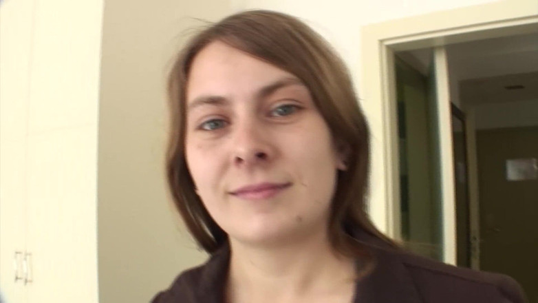 German amateur couples: Une bombasse allemande sexy fait plaisir à une bite en POV...