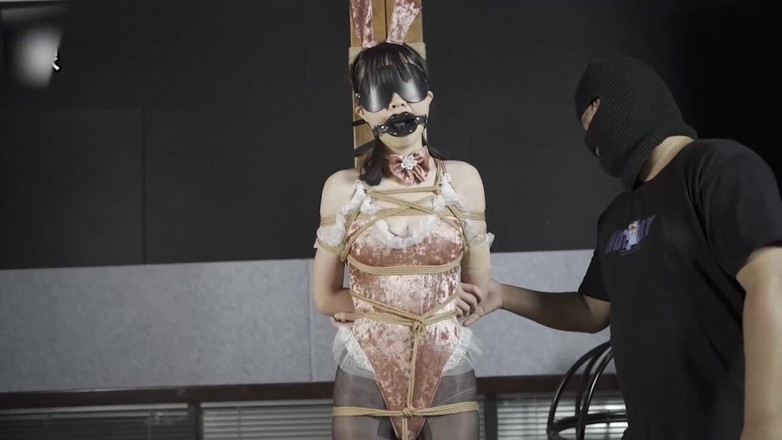 Aisan girl bondage: Xr61-dívka byla přivázána ke sloupu a roubíkem; Pořád sténala a...