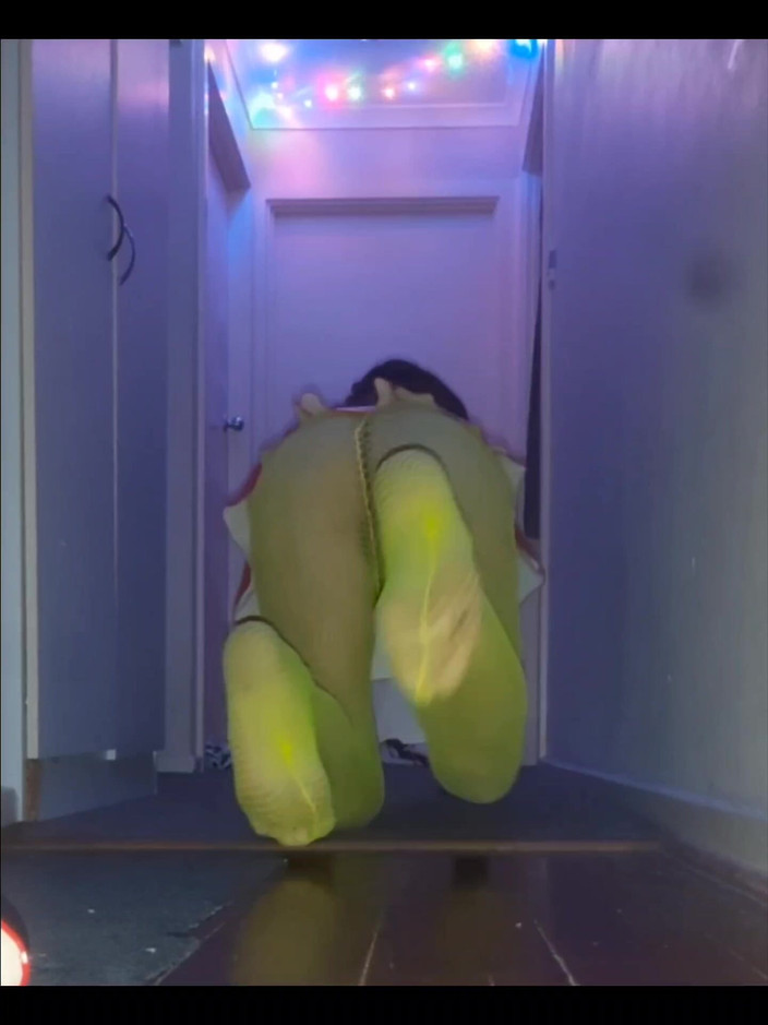 Lizzaali: 내 섹시한 빨간 미니 스커트와 녹색 그물 망사 팬티 스타킹을 입고 놀리기