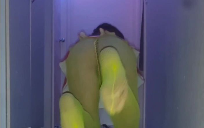 Lizzaali: Provocando em minha mini saia vermelha sexy e meia-calça verde