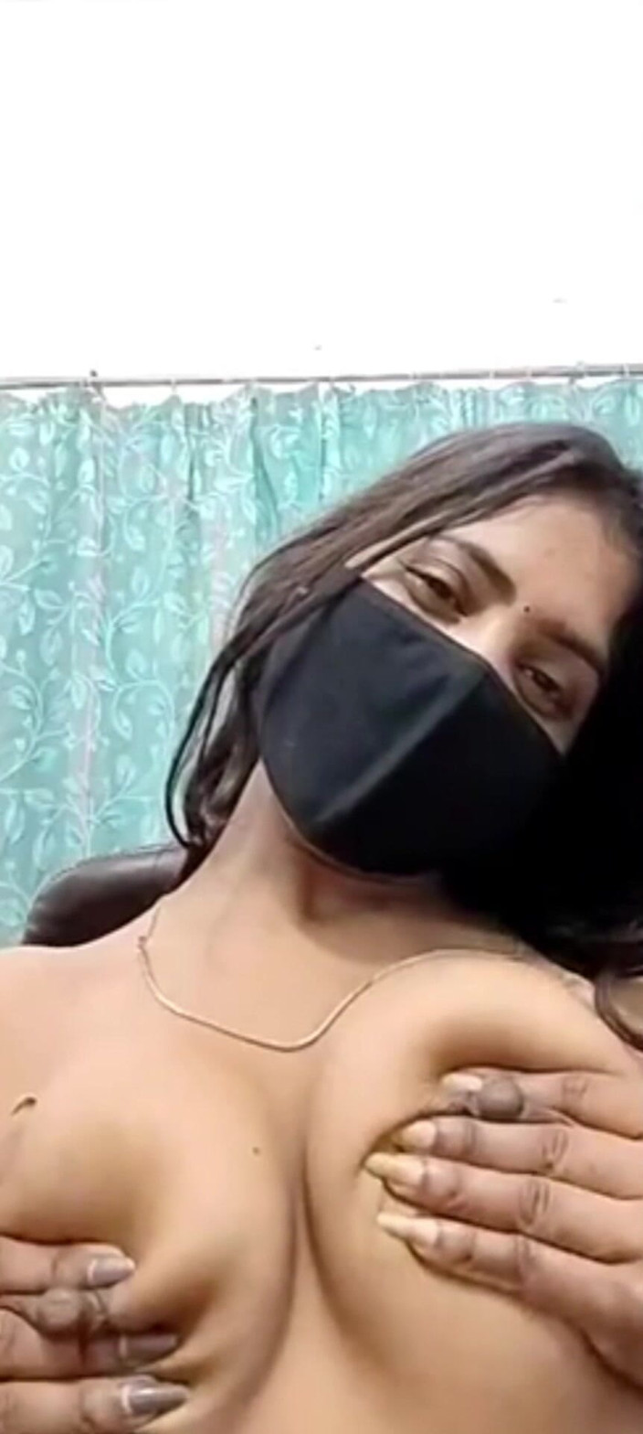 YourSexyWife: Pacar pamer dan menekan payudaranya di panggilan video