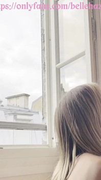 Tgirl Francaise na coleira faz um boquete em frente à Torre Eiffel