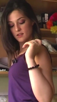Uită-te la pizda rasă a acestei fete tinere slabe singură în camera ei. Brunetă cu țâțe mici