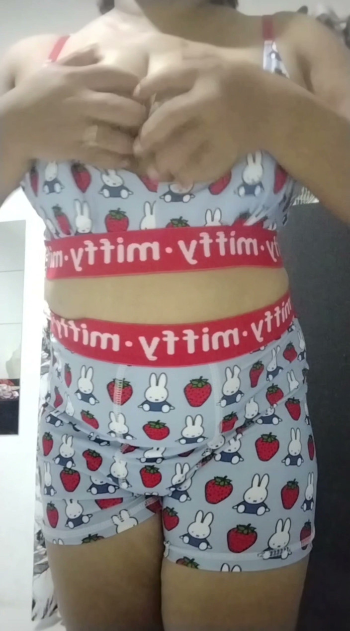 Creamyjoy: Mamă sexy filipineză, jucându-se în sutienul ei Miffy și chiloți