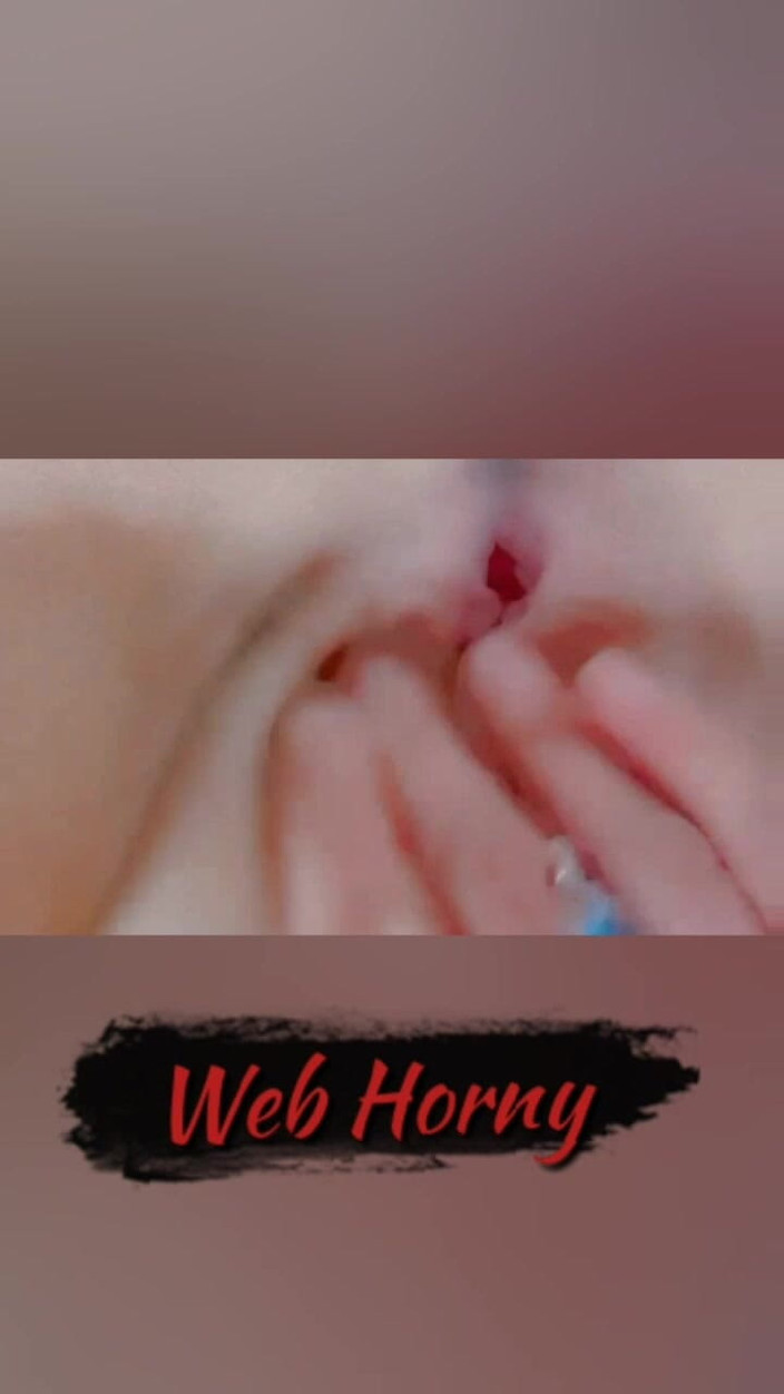 Axel R: Cloe Arellano se masturbe dans sa chambre (vidéos et audio inédits