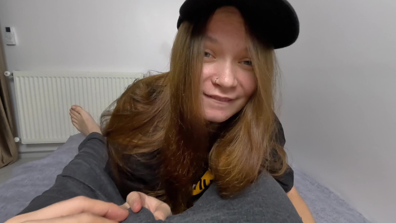 Julia Say No: 継娘が継父のチンコで遊び、新しい服でフェラチオをする