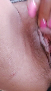 Masturbation de chatte avec pipi