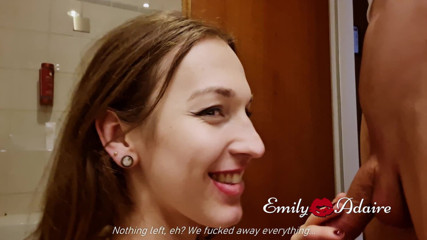 Emily Adaire: Я просто хотів зробити свій макіяж, але він зайшов у ванну і трахнув мене, поки його все знову не зіпсовано