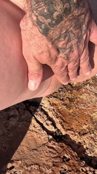 Cewek seksi ini di-anal habis-habisan di pantai