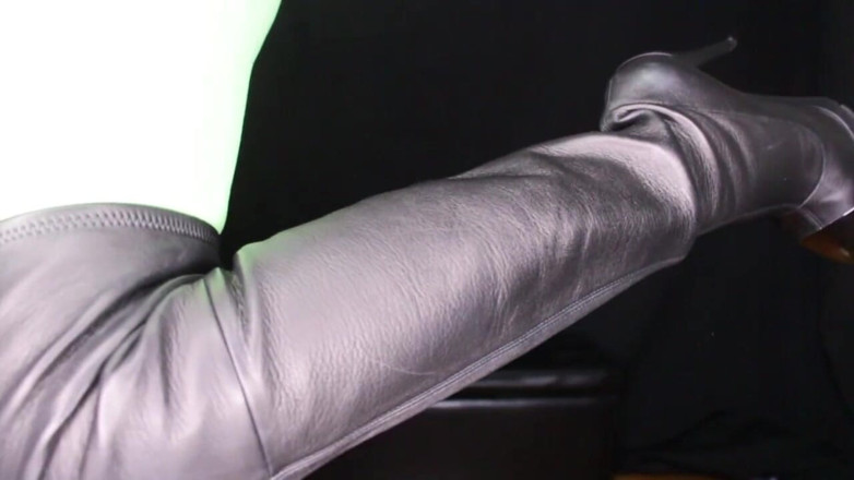 Lady Mesmeratrix Official: 黒のブーツで赤毛のイタリアの愛人はあなたを辱めます