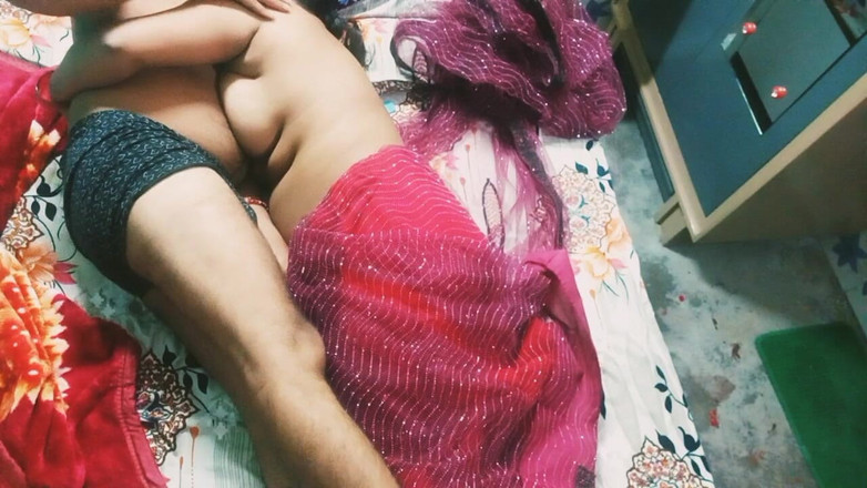 Manjushukla: लाल रंग की साड़ी में सुंदर भारतीय भाभी।