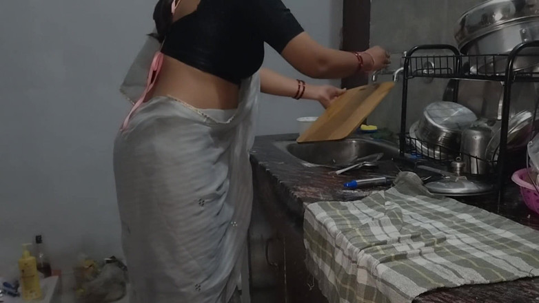 Hotty_ragini: Apabila Pembantu Rumah Meminta Kenaikan Gaji, Majikan Menambah Gaji.