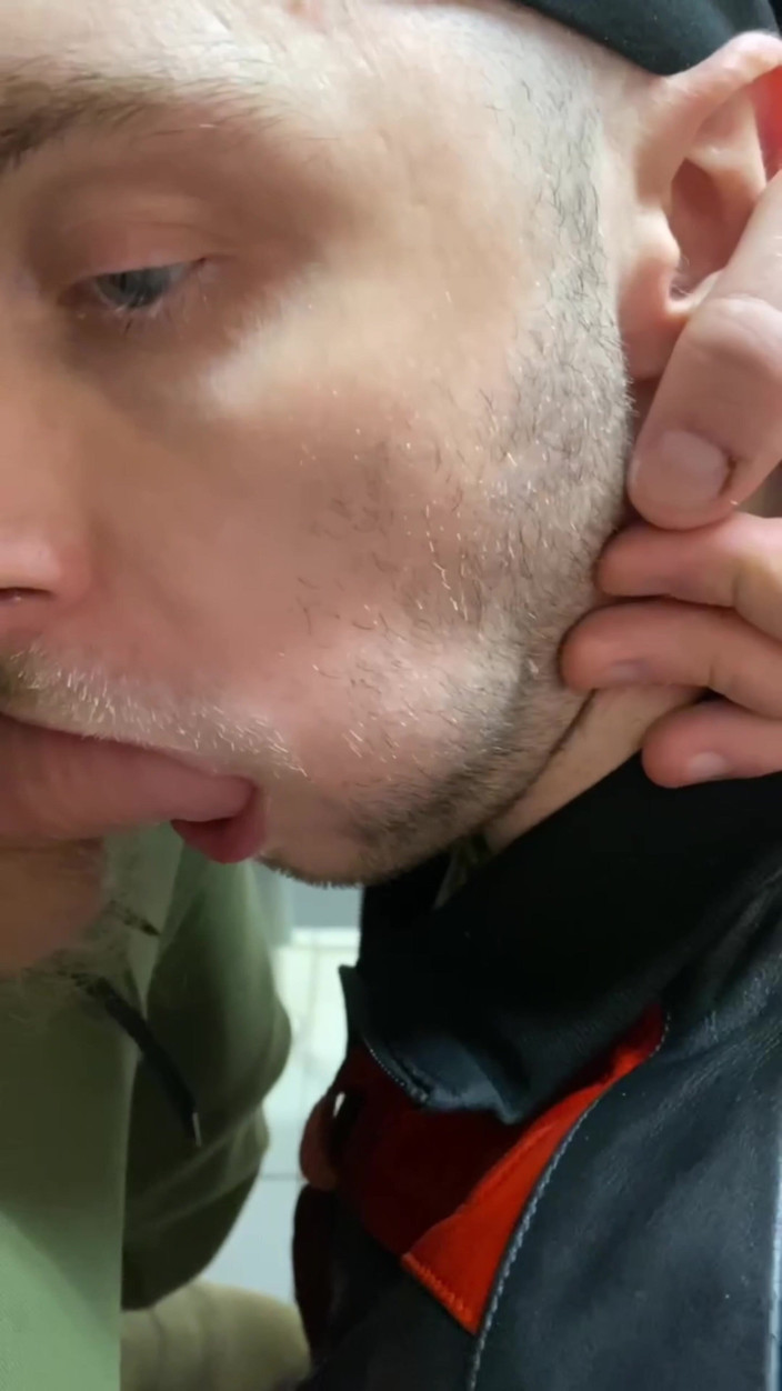 KinkySirius: 金基西里乌斯穿着查夫·斯卡利服装，在车站厕所里被一只穿着皮夹克的熊