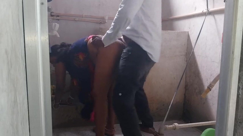 Busty mom: Stehender indischer fick