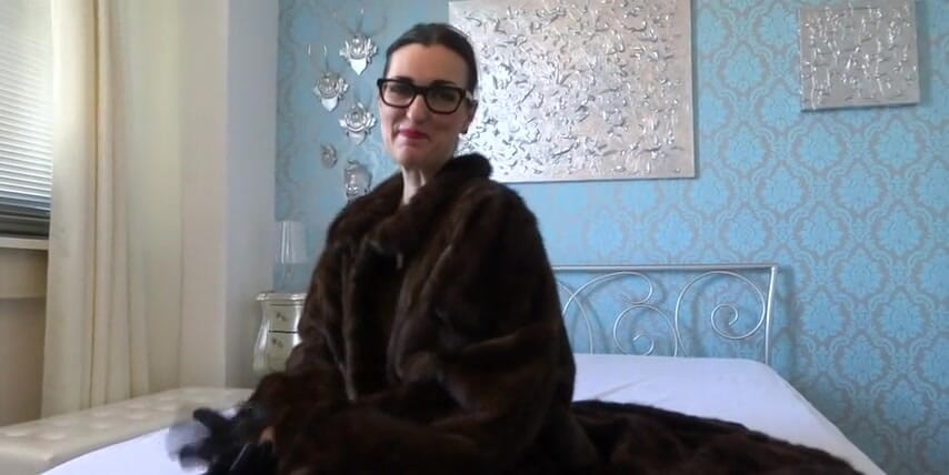 Lady Victoria Valente: Mini yarak aşağılaması