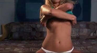 Cryptostudios: Rubia sexy con grandes tetas hace paja y usa un...