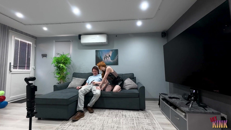 Lily kink: MILF Da a Trampa Una Mamada Y Un Castigo Humillante