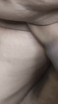 他在一个荒芜的地方操我，像婊子一样操我，用精液射在我的屁股上。